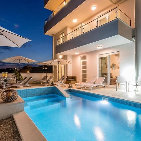 Luxury Villa Bello Horizonte With Swimming Pool Split Exterior photo