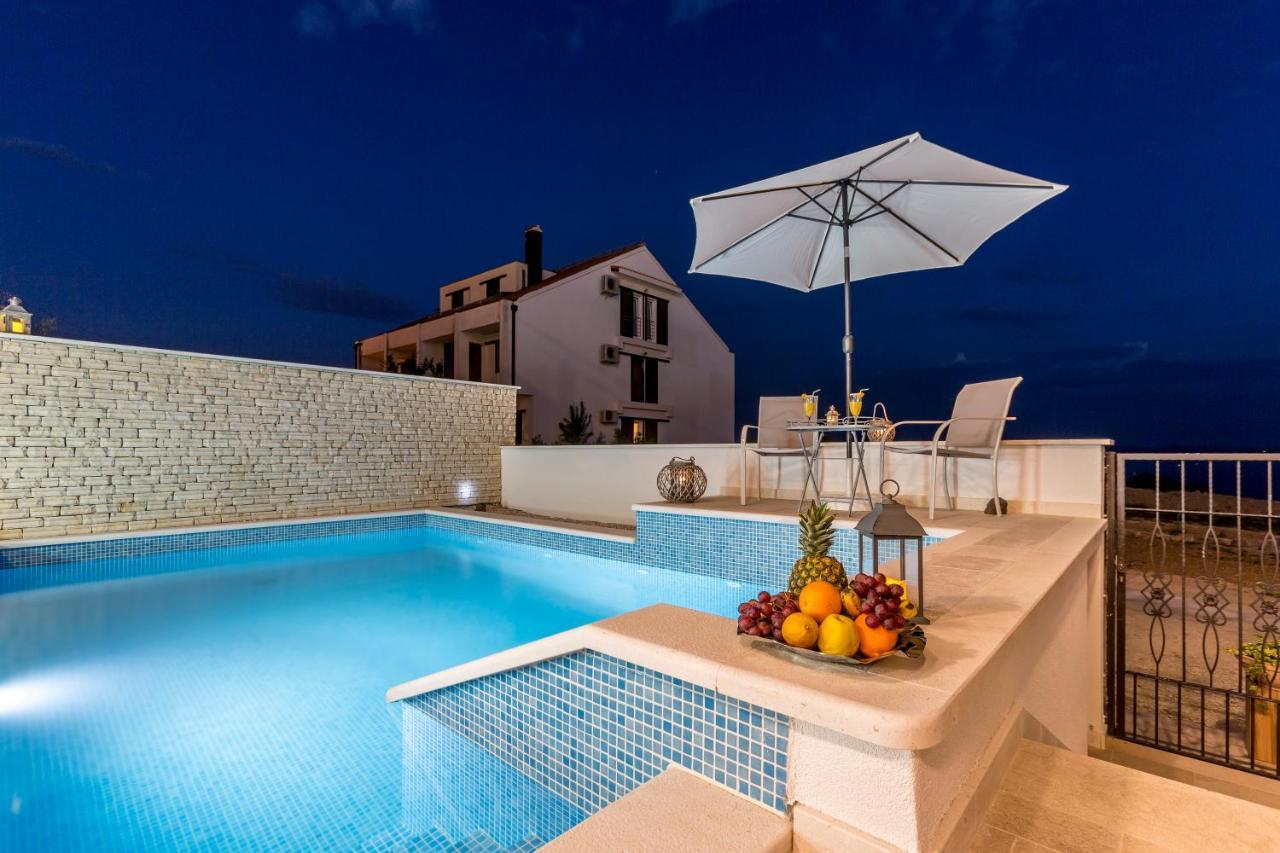 Luxury Villa Bello Horizonte With Swimming Pool Split Exterior photo